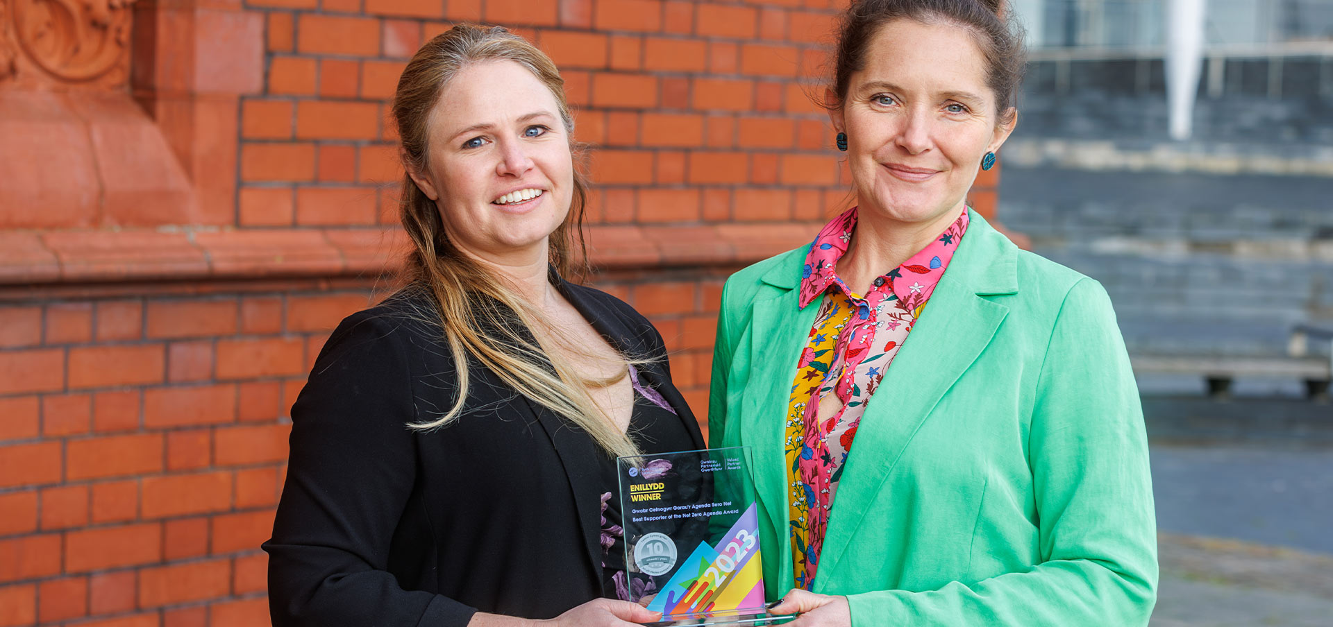 Ffion Davies and Amy Ravitz – Williams from EDF Renewables holding Valued Partner Award trophy